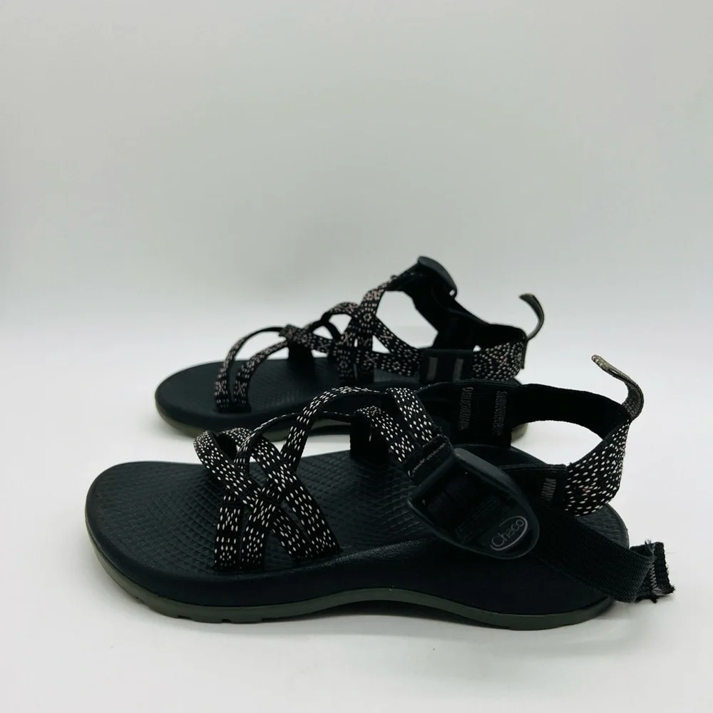 CHACO GIRLS BLACK AND WHITE STRAPPY SANDALS SIZE 1